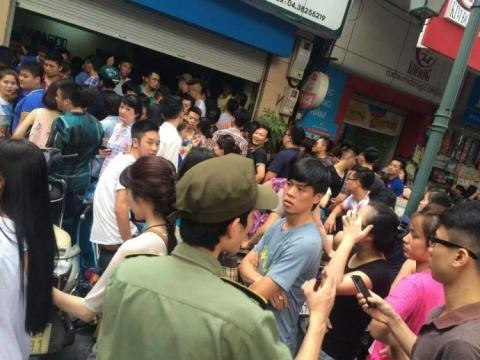 Trong phút chốc, cả tuyến đường Đinh Lễ bị tắc vì cảnh khách hàng chen nhau mua hàng hiệu giá rẻ.