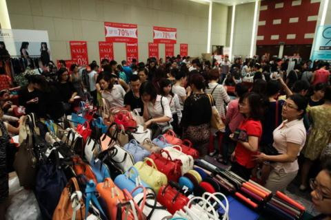 Quá đông người đến nhưng ai cũng muốn mình nhanh chân hơn nên hầu như không ai chịu xếp hàng mà chỉ mạnh ai người đấy chen. Thậm chí, nhiều người còn hò nhau... xô đổ cửa kính của khách sạn.