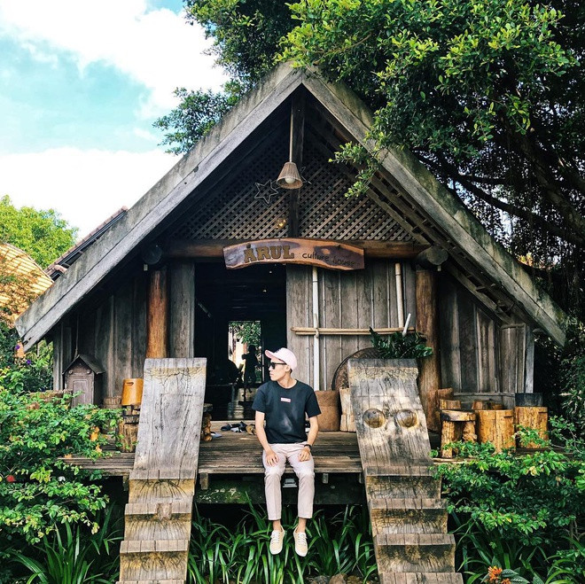 Nằm ngay giữa lòng đô thị Buôn Ma Thuột, buôn Ako Dhong được ví như "làng trong phố", thu hút du khách bởi cảnh quan thiên nhiên yên bình, tươi đẹp cùng nhiều nét văn hóa truyền thống của đồng bào dân tộc Ê Đê cư trú ở đây. Một hình ảnh đặc trưng của buôn Ako Dhong là những nhà dài cổ Ê Đê với kiến trúc đặc sắc, hiện vẫn còn được người dân gìn giữ.