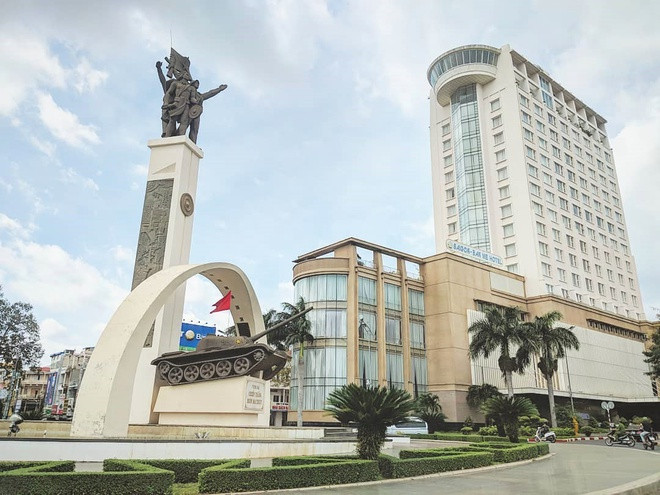 Theo Cổng TTĐT tỉnh Đắk Lắk, tên gọi Buôn Ma Thuột bắt nguồn từ tiếng Ê Đê, nghĩa là bản/làng (tức buôn) của Ama Thuột, gọi tắt là Buôn Ma Thuột. Ama nghĩa là cha. Các nhà nghiên cứu cho rằng Ama Thuột là vị tù trưởng có công lập ra buôn làng đầu tiên bên bờ suối Ea Tam, để rồi từ đây hình thành nên các buôn làng xung quanh, phát triển thành TP Buôn Ma Thuột ngày nay.