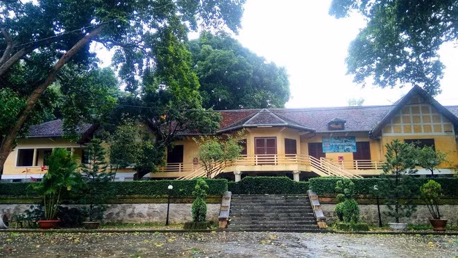 Nhà số 4 Nguyễn Du, hay còn gọi là Biệt điện Bảo Đại được công nhận di tích lịch sử quốc gia năm 1999. Công trình có lối kiến trúc độc đáo, kết hợp nhiều nét đặc trưng trong văn hóa cư trú của các dân tộc ở Tây Nguyên. Nơi đây từng gắn với những sự kiện lịch sử, văn hóa quan trọng của Đắk Lắk suốt từ thời Pháp đến sau năm 1975. Biệt điện Bảo Đại hiện là điểm tham quan thú vị dành cho du khách khi đến Buôn Ma Thuột.