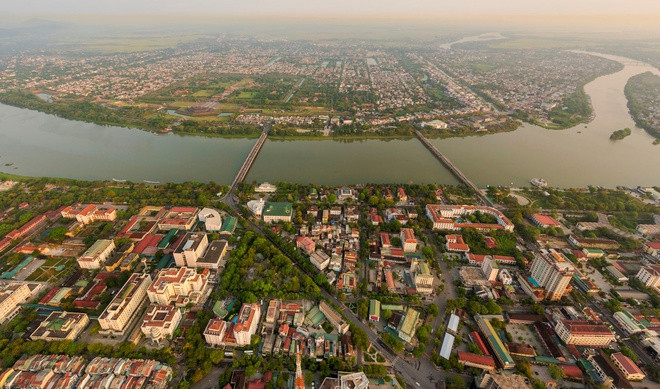 Khởi công xây dựng năm 1805, kinh thành Huế được quy hoạch bên bờ bắc sông Hương, xoay mặt về hướng nam theo triết lý cổ phương Đông và truyền thống kiến trúc Việt Nam. Sông Hương trước mặt là minh đường tụ thủy, bên kia sông là núi Ngự như bức bình phong thiên nhiên che chắn, giữ chức năng tiền án. Ngoài ra, trên sông Hương còn có cồn Hến và cồn Dã Viên với thế tả thanh long - hữu bạch hổ, tức rồng xanh bên trái, hổ trắng bên phải cùng chầu về kinh thành.