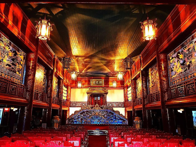 Duyệt Thị Đường là nhà hát Hoàng cung, xây dựng năm 1826. Tại đây, vua và Hoàng tộc thưởng thức những loại hình nghệ thuật truyền thống, nhất là tuồng cổ hoặc trình diễn nghệ thuật chiêu đãi sứ thần... Được xem là nhà hát cổ xưa nhất Việt Nam, Duyệt Thị Đường sau khi trùng tu, sửa chữa đã đi vào hoạt động phục vụ du lịch.