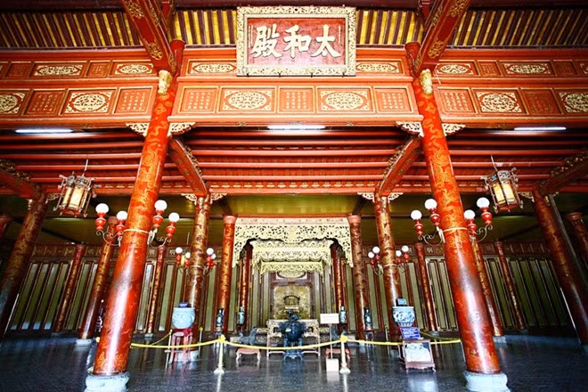 Theo Trung tâm Bảo tồn Di tích cố đô Huế, hiện nay, ngai vàng được gìn giữ trong điện Thái Hòa, thuộc khu vực Đại nội của kinh thành Huế. Tháng 1/2016, ngai vàng được xếp hạng bảo vật quốc gia.