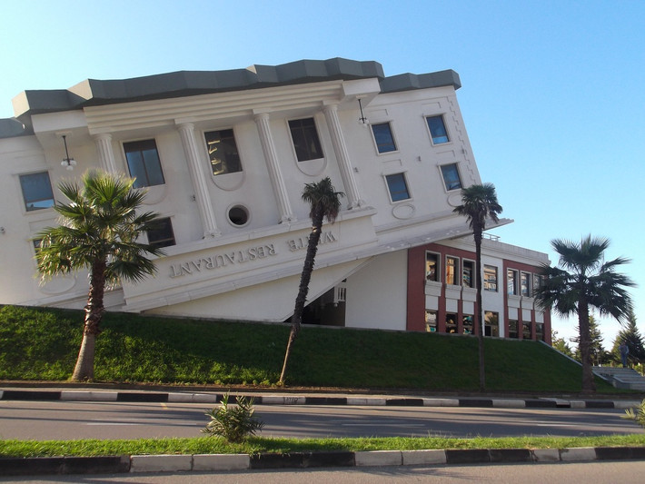  Nhà hàng Trắng, Mỹ: Tòa nhà lộn ngược đầu tiên ở Batumi (Georgia, Mỹ) là một nhà hàng nổi tiếng, không chỉ bởi kiến trúc độc đáo mà còn vì đồ ăn ngon được phục vụ ở đây.
