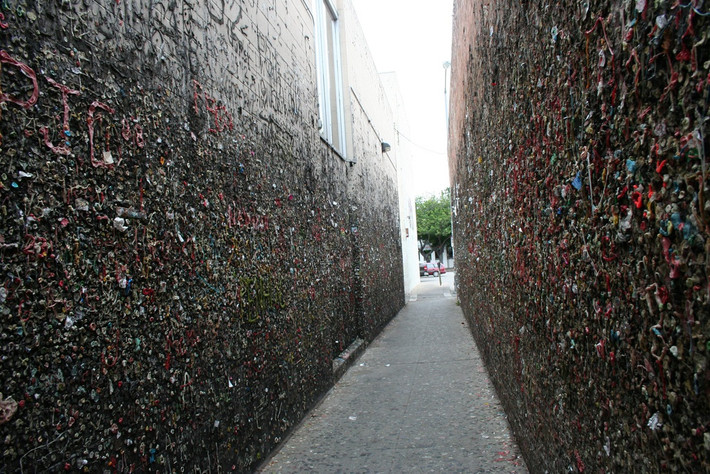  Hẻm bã kẹo cao su, Mỹ: Con hẻm này được tạo ra ở San Luis Obispo (California) vào những năm 1960. Kể từ đó, nơi này trở thành tác phẩm nghệ thuật thực sự. Hai bức tường cao 4,57 m của con hẻm bị bao phủ hoàn toàn bởi bã kẹo cao su của khách du lịch từ khắp nơi trên thế giới.