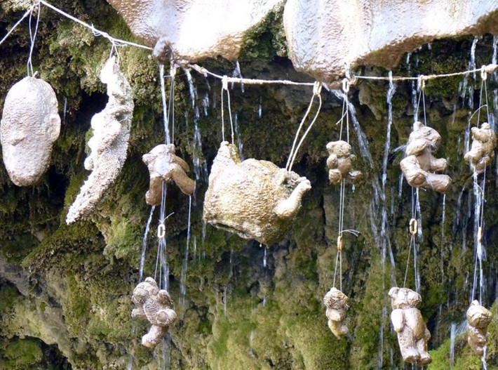 Giếng hóa đá, Anh: Nếu bạn đặt bất kỳ vật thể nào trong giếng tự nhiên ở hang Mother Shipton's và đợi một khoảng thời gian, vật thể đó sẽ có bề mặt ngoài "hóa đá". Hiện tượng này không có gì là thần bí. Nước trong giếng này có lượng khoáng chất bất thường bốc hơi và phủ lên bề mặt của từng vật phẩm đặt bên trong.