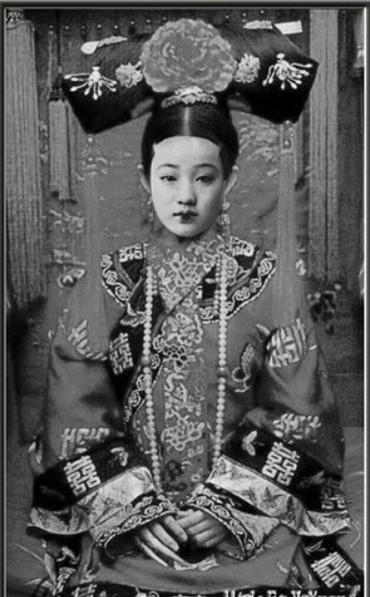 Trân Phi - sủng phi của vua Quang Tự sở hữu gương mặt xinh đẹp phúc hậu đúng chuẩn thời xưa. Dù bức ảnh đen trắng nhưng nhan sắc của Trân Phi vẫn khiến dân mạng phải trầm trồ.