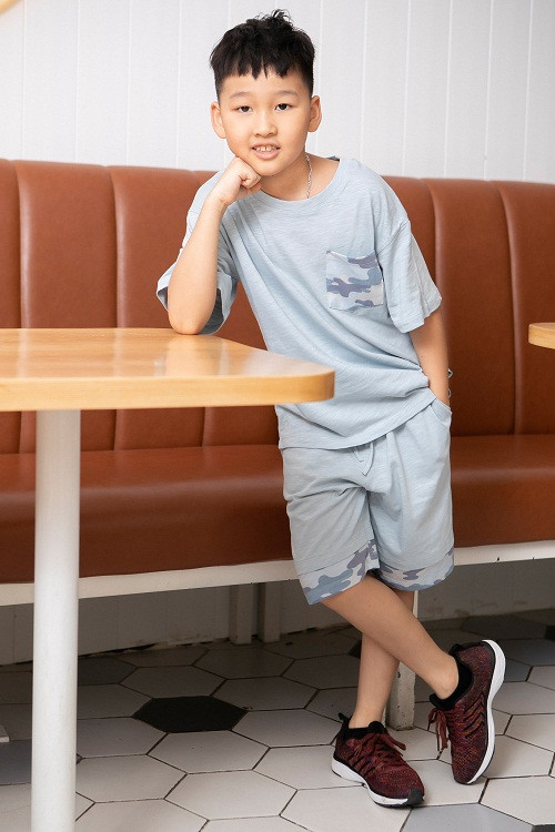 "Con trai tôi đang học lớp ba - lứa tuổi ẩm ương, dần hình thành nhân cách. Tôi hơi tiếc vì công việc bận rộn, không có nhiều thời gian chăm sóc con như mong muốn. Tôi may mắn vì chồng đỡ đần nhiều. Những lúc tôi vắng nhà, anh là người kết nối, giúp con không cảm thấy trống trải khi phải xa mẹ. Còn lại, tôi vẫn tranh thủ thời gian rảnh để quan tâm con. Chúng tôi cũng thường xuyên thu xếp thời gian cùng đi du lịch, gắn kết tình cảm", Bảo Thanh từng chia sẻ.