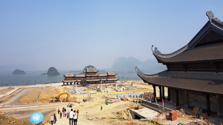 Tuy còn dang dở nhưng chùa Tam Chúc vẫn đón hàng nghìn lượt du khách mỗi ngày.