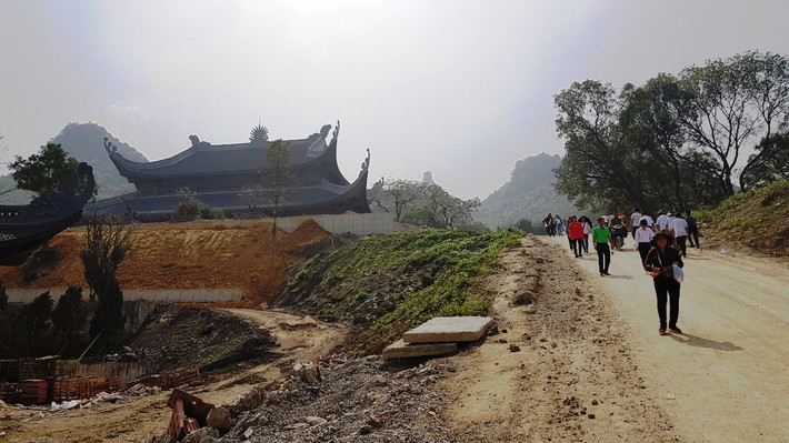 Đường lên điện Pháp Chủ chưa hoàn thiện.