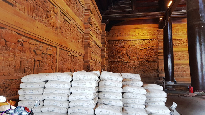 Vật liệu tập kết đầy trong điện Pháp Chủ.