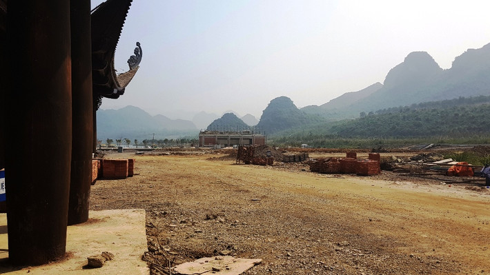 ...Nên vẫn còn là sân nền đất hoang sơ.