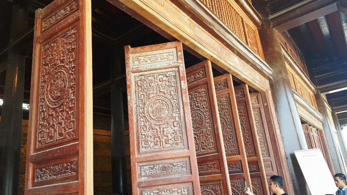 Cánh cửa ở điện Quan Âm vẫn còn vương bụi khi thi công.