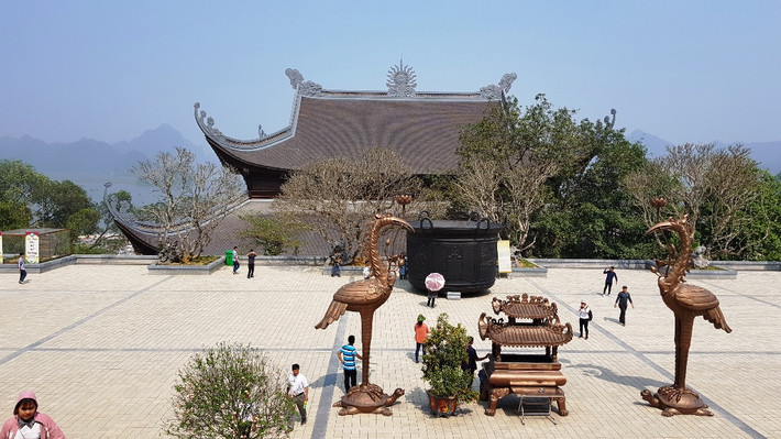 Sân điện Tam Thế.