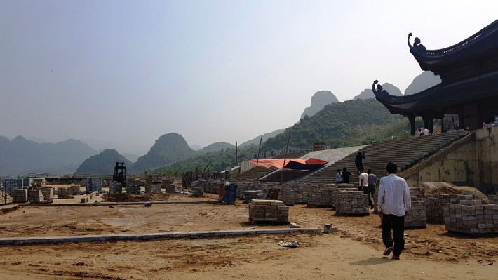 Sân trước điện Quan Âm chưa được lát nền.