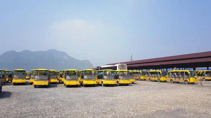 Muốn vào trong khu tâm linh chùa Tam Chúc, du khách phải đi xe điện.