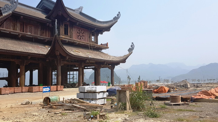 Vật liệu xây dựng khắp nơi.