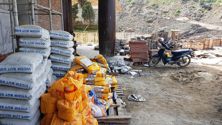 Nguyên vật liệu, xi măng được tập kết xung quanh điện Quan Âm.