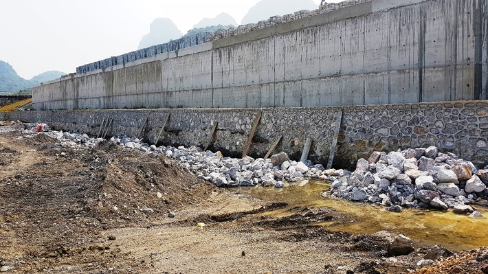 Tường dưới chân điện Quan Âm đang bề bộn.