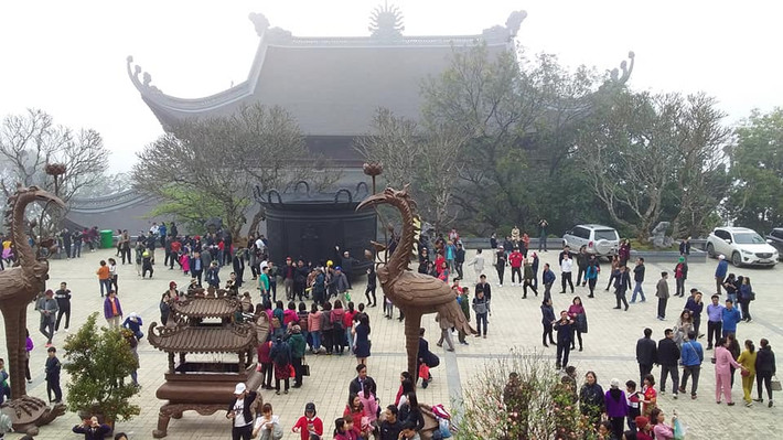 Đông đảo du khách đến chùa Tam Chúc.