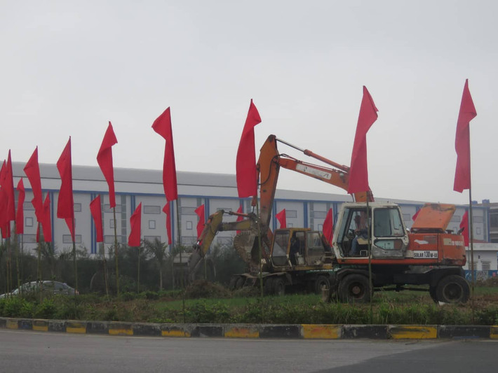 Ông Kim Jong - un cùng đoàn lãnh đạo cao cấp Triều Tiên có thể từ Hà Nội đi đường cao tốc Hà Nội - Hải Phòng về Hải Phòng. Chính vì vậy, thành phố Hải Phòng đã cho dọn dẹp sạch sẽ đoạn đường từ vòng xuyến đường cao tốc - đường Đình Vũ đến Tổ hợp sản xuất VinFast.