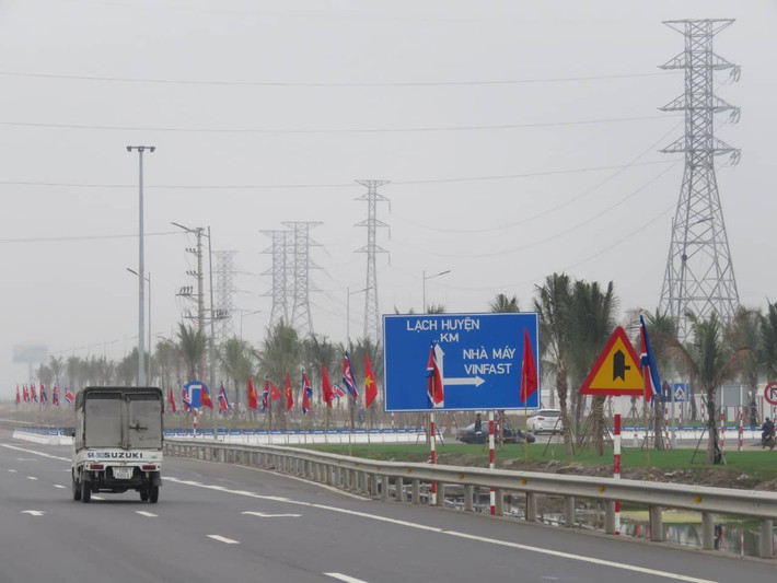 Đường dẫn đến nhà máy Vinfast rợp bóng cờ 2 nước Việt Nam - Triều Tiên.
