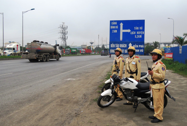 Lực lượng CSGT túc trực trên đường về cầu Tân Vũ Lạch Huyện và Cảng Đình Vũ.