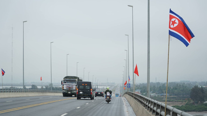 Hàng trăm lá cờ Việt Nam và Triều Tiên đã được cắm dọc cầu đường ô tô Tân Vũ - Lạch Huyện để chào mừng Chủ tịch Kim Jong-un và đoàn đại biểu Triều Tiên.