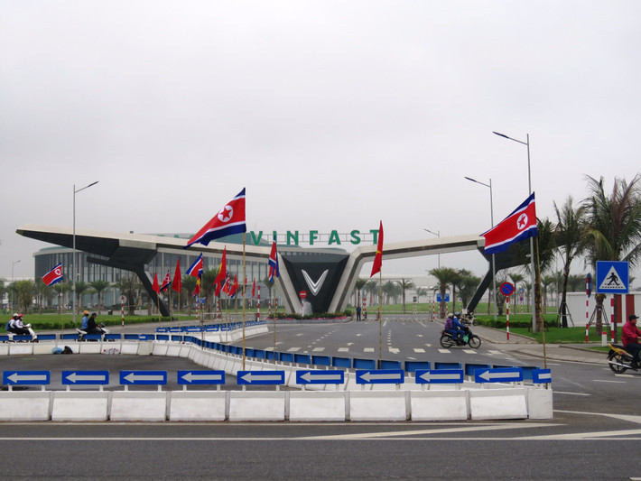 Cổng nhà máy Vinfast rợp cờ của 2 nước.