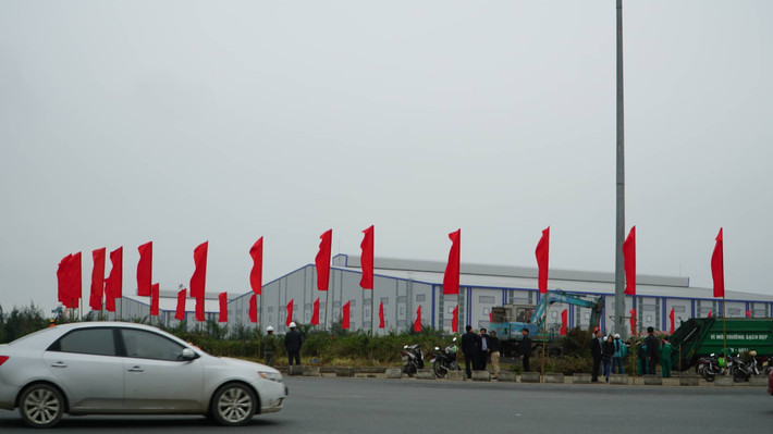 Ngày 26/2, tại các tuyến đường từ cao tốc Hà Nội - Hải Phòng tới đường 356 - đường ô tô Tân Vũ - Lạch Huyện (nơi có Nhà máy sản xuất ô tô Vinfast) và tuyến Quốc lộ 10 (tới Khu sản xuất ứng dụng công nghệ cao Vin Eco ở xã Tân Liên, huyện Vĩnh Bảo) đang được các công nhân khẩn trương vệ sinh môi trường, trang hoàng cờ 2 nước Việt Nam - Triều Tiên.