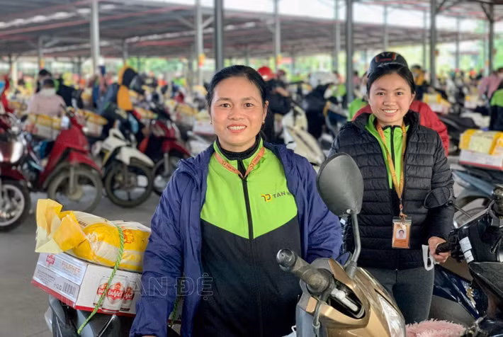 “Hôm qua, mỗi công nhân đã nhận gạo và bia còn hôm nay, thùng quà 10 sản phẩm sẽ tiếp tục được trao đến tay mọi người. Ngoài ra, trong mỗi thùng có 10 chiếc bao lì xì với 10 màu khác nhau. Đến ngày 18/1 sắp tới (ngày làm việc cuối cùng của năm Nhâm Dần), công ty sẽ tặng bao lì xì (mỗi bao gồm 1 tờ 50.000 đồng tiền mới) để người lao động tặng ông bà, bố mẹ”, ông Định nói. 