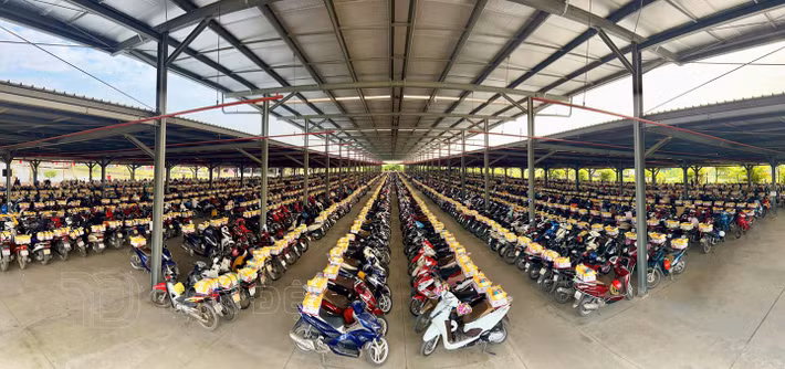 Mới đây, trên mạng xã hội xuất hiện hình ảnh hàng nghìn chiếc xe máy được buộc sẵn những phần quà tết cho công nhân khiến nhiều người xúc động. Hình ảnh này được nhiều người chia sẻ trong bối cảnh kinh tế nhiều khó khăn, không ít doanh nghiệp không có thưởng cho công nhân hoặc chỉ thưởng tượng trưng.