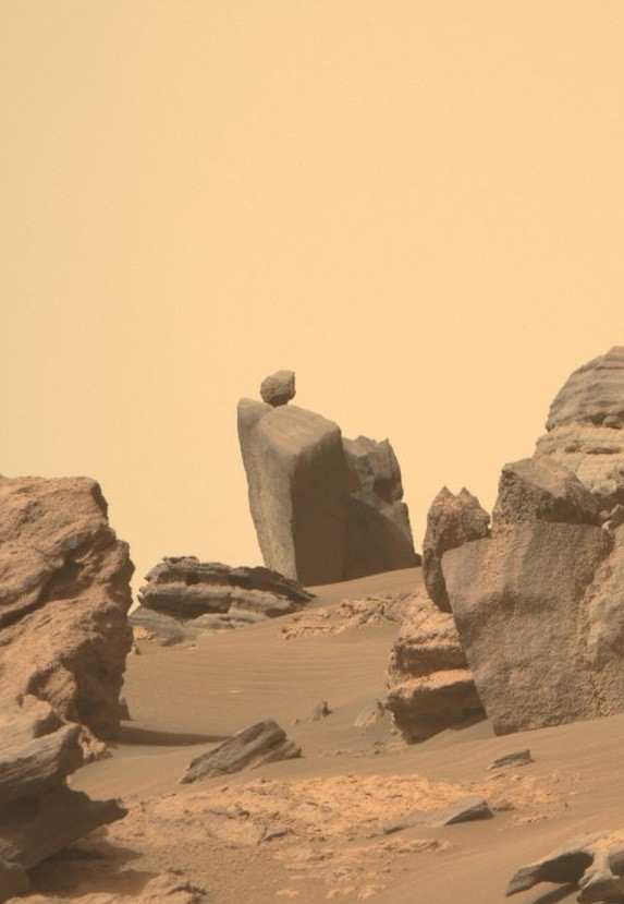 NASA không bình luận gì về hình ảnh gây tò mò này. Trước đó, NASA công bố một số bức ảnh tương tự chụp trên bề mặt sao Hỏa khiến công chúng thích thú.