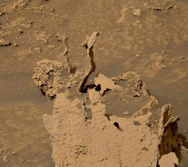 Tháng 5/2022, tàu thăm dò Curiosity của NASA còn chụp được hình ảnh các cột đá có hình dáng như "chiếc gai" xoắn và nhô lên khỏi bề mặt sao Hỏa. Các chuyên gia suy đoán những "chiếc gai" này có thể được tạo ra từ chất giống xi măng, từng lấp đầy các vết nứt trong lớp đá trầm tích. Khi lớp đá mềm hơn dần bị xói mòn, các dòng vật chất rắn chắc vẫn đứng vững.