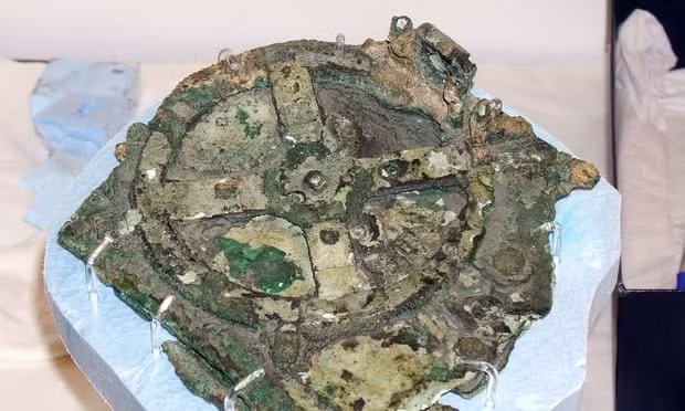 Năm 1901, cỗ máy Antikythera bí ẩn được tìm thấy trong một con tàu đắm ở ngoài khơi đảo Antikythera của Hy Lạp. Nó được giới chuyên gia xác định có niên đại khoảng 2.000 tuổi.