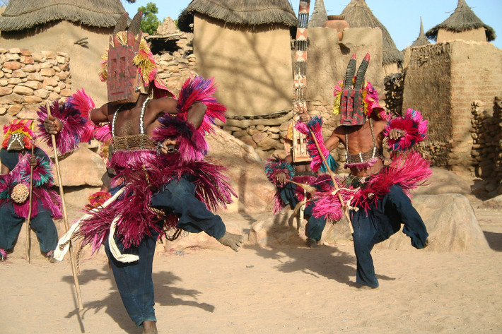 Trong số này, người Dogon tin rằng, vào thời cổ đại, một chủng người từ hành tinh khác đã đến Trái đất để nói với bộ tộc Dogon rằng nguồn gốc thật sự của họ là đến từ vì sao Sirius B (còn được gọi là sao Paul Tolo). Tuy nhiên, đến nay giới chuyên gia vẫn chưa thể tìm thấy bằng chứng để chứng minh thông tin trên là sự thật.
