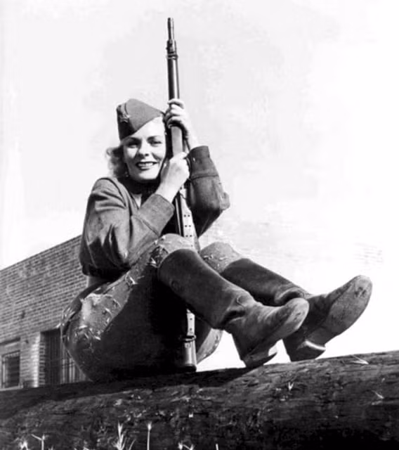 Nữ tay súng bắn tỉa của Liên Xô. Ảnh chụp tại Leningrad năm 1942.