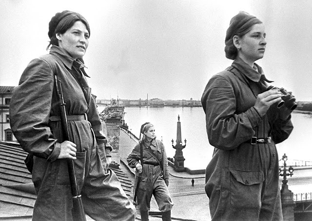 Ba phụ nữ Liên Xô đứng trên nóc một tòa nhà ở Leningrad năm 1942.