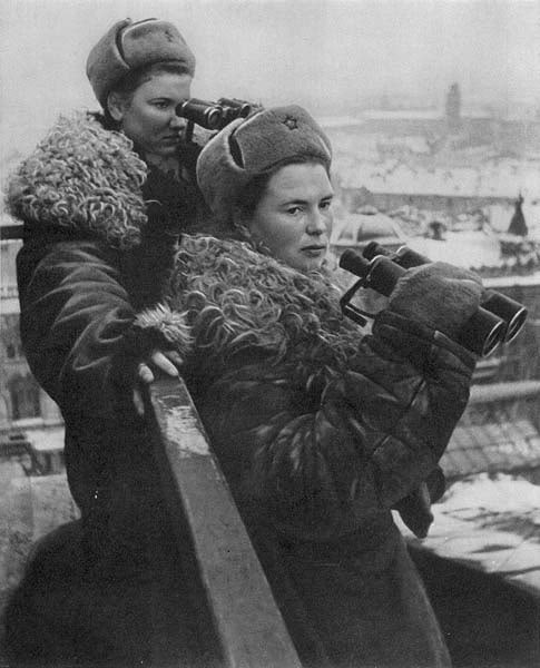 Trong Thế chiến 2, Leningrad là một trong những chiến trường khốc liệt giữa phát xít Đức và Liên Xô. Để bảo vệ quê hương trước cuộc xâm lược của kẻ địch, nhiều phụ nữ Liên Xô tham gia chiến đấu, canh gác, phát thuốc men, dọn dẹp đống đổ nát và các hoạt động khác.