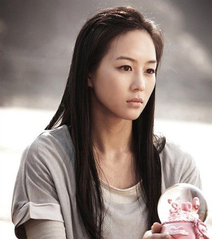 Dù bề ngoài như hai chị em thân thiết với Võ Mị Nương nhưng vì cùng yêu một người đàn ông khiến Từ Huệ trở thành kẻ phản trắc. Ngoài đời, Quân Ninh và Băng Băng thường quấn quýt thân tình không rời.