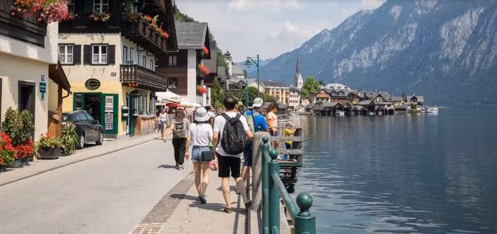 Ngôi làng Hallstatt thanh bình của nước Áo hấp dẫn du khách châu Âu cũng như thế giới bởi phong cảnh đẹp như vùng đất cổ tích.
