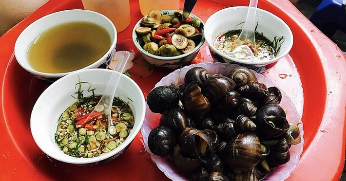 Ốc là một món ăn vặt phổ biến ở Việt Nam. Thực khách có thể dễ dàng thưởng thức món ăn này ở nhiều nơi, đặc biệt là các vỉa hè. Ốc có rất nhiều cách chế biến như: ốc xào, ốc luộc, ốc nướng…