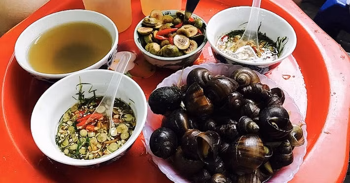 Ốc là một món ăn vặt phổ biến ở Việt Nam. Thực khách có thể dễ dàng thưởng thức món ăn này ở nhiều nơi, đặc biệt là các vỉa hè. Ốc có rất nhiều cách chế biến như: ốc xào, ốc luộc, ốc nướng…