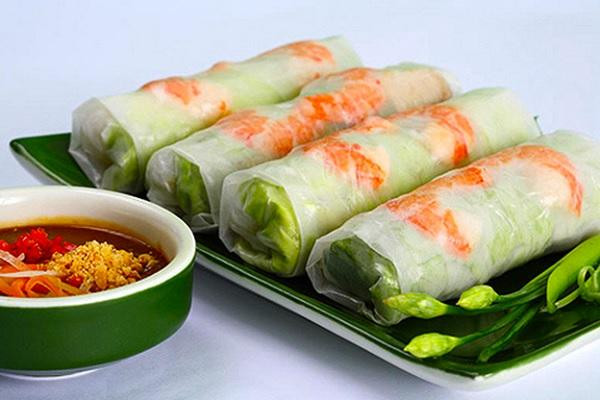 Món phở cuốn hấp dẫn của Việt Nam được miêu tả là món được chế biến từ thịt lợn, tôm, rau thơm, bún và được dùng với nước chấm.