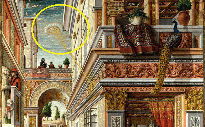 Trong tranh, họa sĩ Carlo Crivelli có vẽ một vật thể tròn phát ra chùm ánh sáng chiếu xuống Đức mẹ Đồng trinh Mary. Vật thể lạ bí ẩn này được cho là UFO của người ngoài hành tinh.
