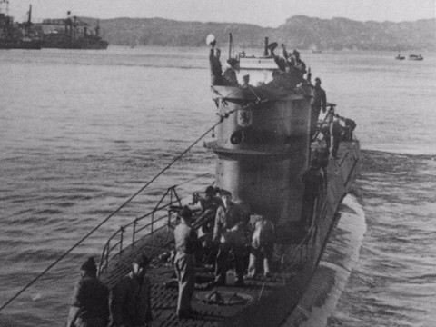 Tàu ngầm U-boat reo rắc nỗi kinh hoàng cho tàu của Mỹ khi được trang bị một khẩu pháo 88mm trên boong và 1 súng đại liên phòng không 20 mm. Thêm nữa, tàu U-boat còn được trang bị thủy lôi để tấn công tàu địch từ dưới lòng biển.