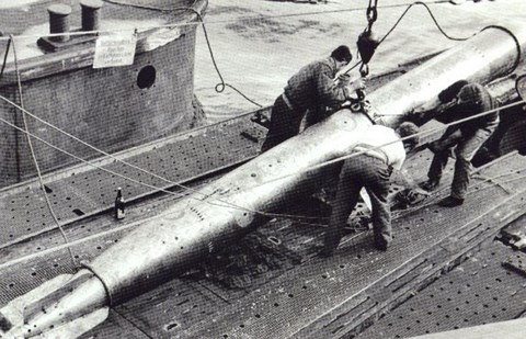 Cũng vì chạy bằng ắc quy, tàu U-boat di chuyển rất chậm khi lặn dưới biển. Cụ thể, vận tốc của tàu ngầm U-boat khi lặn khoảng 8 hải lý/giờ trong khi vận tốc khi nổi trên mặt nước là 17,2 hải lý/giờ.