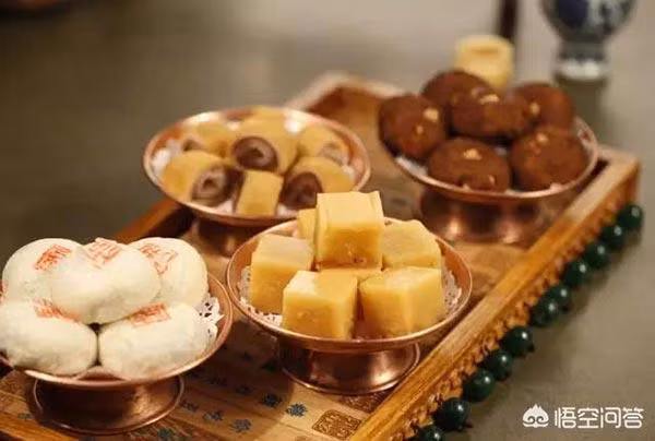 Thay vì dùng bữa cùng với quan lại, phi tần trong các dịp đặc biệt, hoàng đế thường dùng bữa một mình.