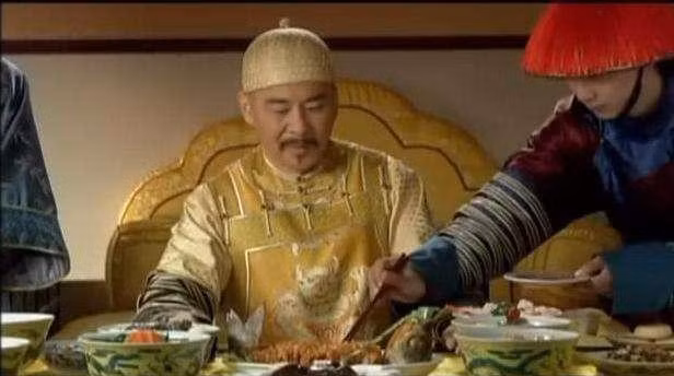 Khi ấy, hoàng đế dùng bữa cùng với các quan lại đại thần hay các phi tần trong hậu cung. Tuy nhiên, không ai được ngồi ăn cùng bàn với hoàng đế.